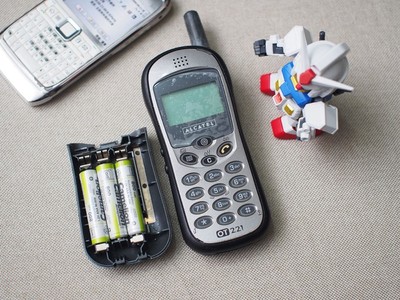 阿爾卡特OT221 三節7號電池驅動的手機傳奇
